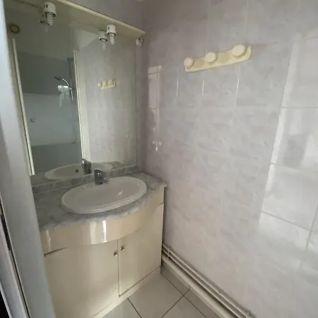 T2 Centre-ville La Roche-posay, Proche Thermes, Wi-fi, Laverie Apartment La Roche-Posay